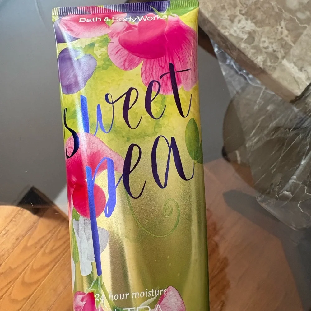 NWOT Bath & Body Works Sweet Pea Floral Cream - Picture 3 of 3